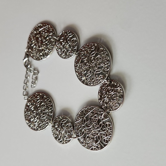 Silvertone Fashion Jewelry Bracelet NWOT 9" - Picture 4 of 4